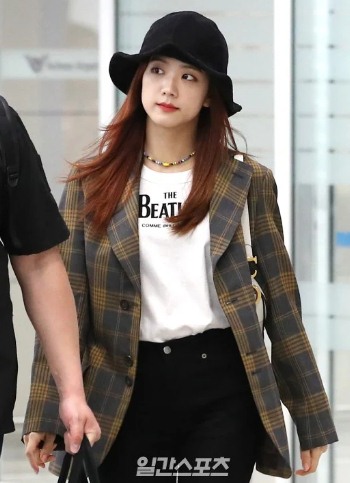 Hoặc bạn cũng có thể kết hợp đơn giản giữa 1 chiếc blazer kẻ caro với áo phông basic và quần vải như Jisoo là cũng vô cùng đẹp rồi