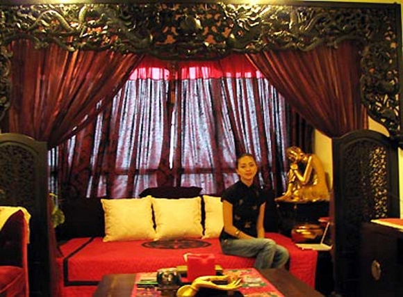 Gam màu chủ đạo đen và đỏ