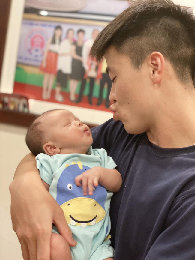 Hình ảnh hai bố con thân thiết thật đáng yêu