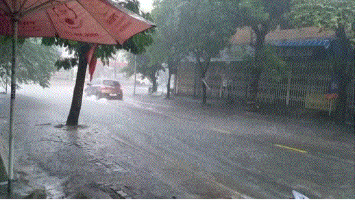 Ảnh hưởng của bão số 5, nhiều tuyến đường ở Đà Nẵng bị ngập