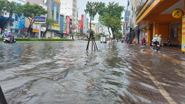 Nhiều tuyến đường ở Đà Nẵng bị ngập úng do mưa lớn