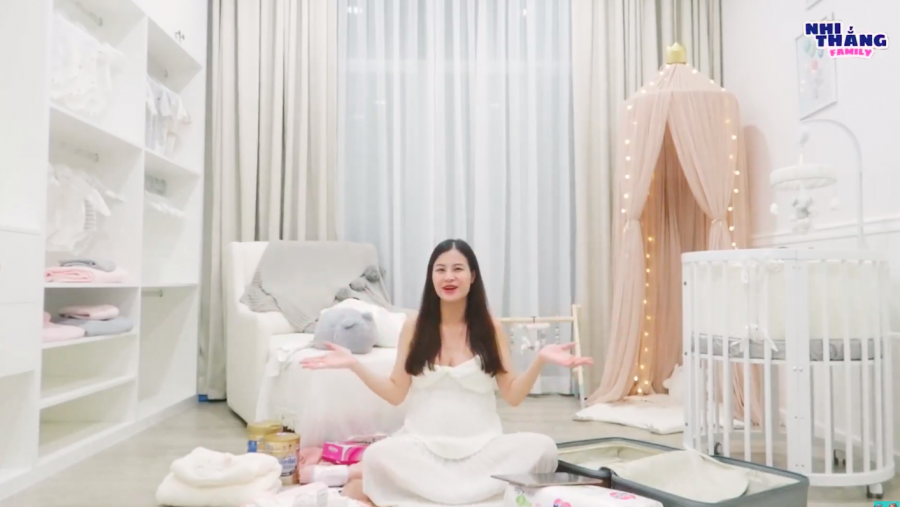 Sát ngày lâm bồn, Đông Nhi vừa hào hứng khoe căn phòng chuẩn bị cho con gái. Cô chọn cho phòng của thiên thần nhỏ gam màu trắng xám, hiện căn phòng này vẫn chưa hoàn thiện 100%, vợ chồng nữ ca sĩ vẫn đang sắp xếp thêm. Đông Nhi cũng nói về những món đồ cô mang đến bệnh viện khi đi sinh như: giấy tờ tuỳ thân của bố mẹ, tã em bé, khăn mềm, sữa, mỹ phẩm cho mẹ,... Điều khiến nhiều người chú ý là cô đem theo cả máy uốn tóc để làm đẹp trong bệnh viện sau sinh. Có vẻ như cô muốn lưu lại những khoảnh khắc đẹp bên con gái đầu lòng.