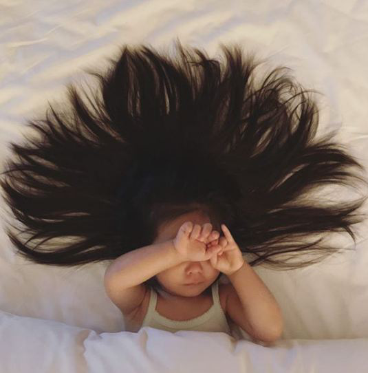 Vẫn là mái tóc dày như vậy nhưng không còn bông xù như lúc trước nữa.
