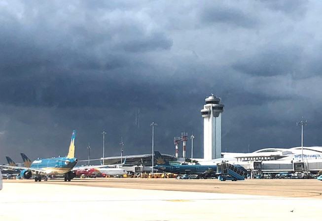 Trước sự ảnh hưởng của cơn bão số 5, Cục Hàng không Việt Nam chỉ đạo đóng cửa các sân bay Đà Nẵng, Phú Bài (Huế), Chu Lai (Quảng Nam), hàng chục chuyến bay bị hủy.