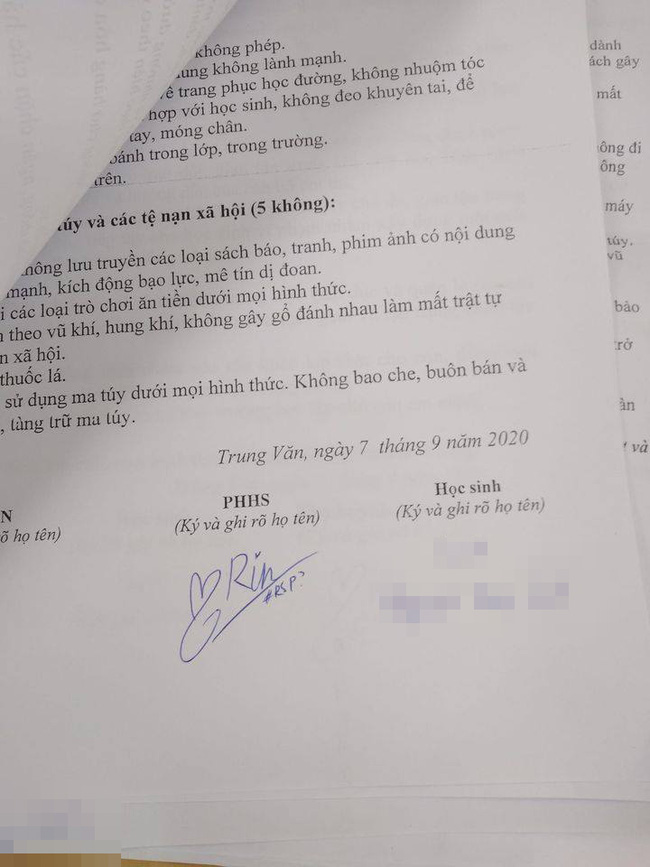 Xem đến phần kí tên này, nữ sinh giật mình khó xử. Liệu có nên nộp lại tờ cam kết như thế này cho giáo viên?