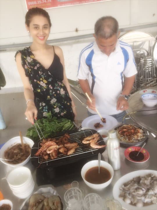 Lâm Khánh Chi cũng từng vào bếp phụ mọi người chứ không phải là hoàn toàn không biết chuyện nội trợ là gì.
