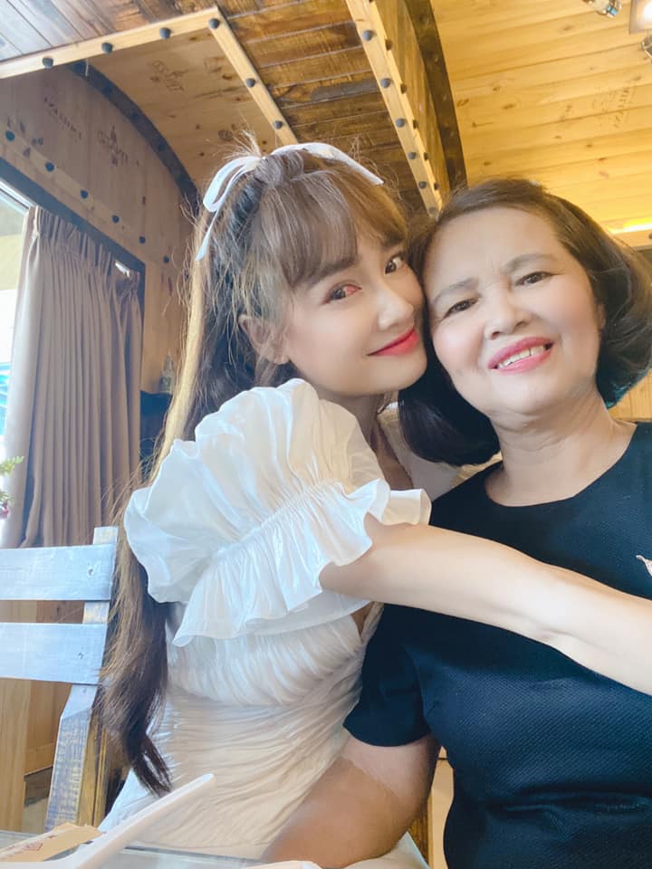 Mới đây, Nhã Phương chia sẻ hình ảnh bên mẹ ruột kèm dòng trạng thái: