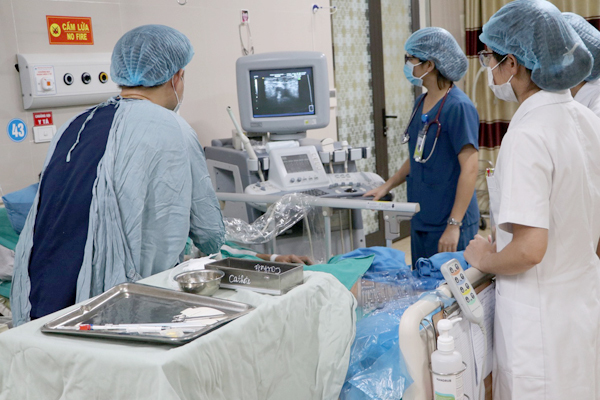 Bác sĩ tiến hành đặt catheter tĩnh mạch đùi để thay huyết tương của bệnh nhân.