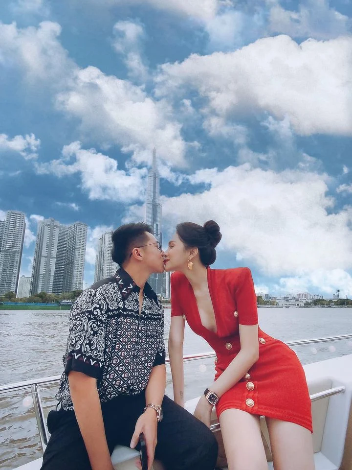 Tối 18.9, mxh như bùng nổ với khoảnh khắc Hương Giang và Matt Liu khóa môi đầy ngọt ngào trong khung cảnh lãng mạn. Đây là lần đầu tiên họ công khai ảnh hôn tình tứ như vậy kể từ khi hẹn hò. Hoa hậu Chuyển giới Quốc tế 2018 trao lời ước hẹn: 
