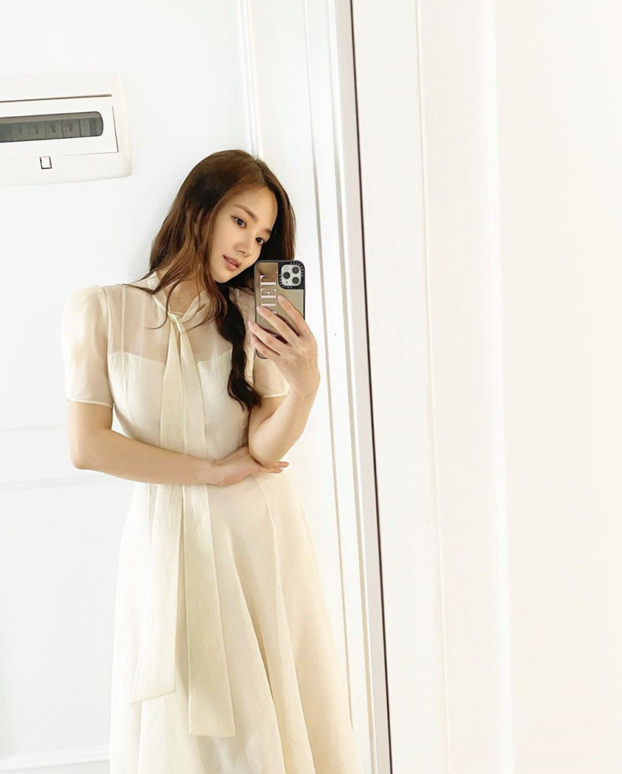 Hay đơn giản chỉ cần 1 chiếc váy trắng nhẹ nhàng như thế này thô cũng đã đủ xinh đẹp rồi