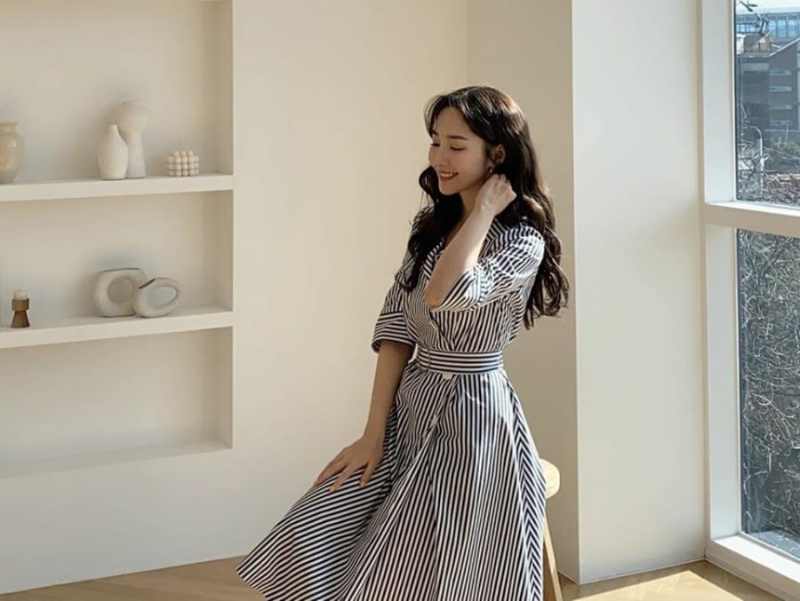 Chiếc váy cổ sơ mi dáng xòe chiết eo với họa tiết kẻ sọc này chắc hẳn sẽ khiến cho các cô nàng công sở mê mệt đây