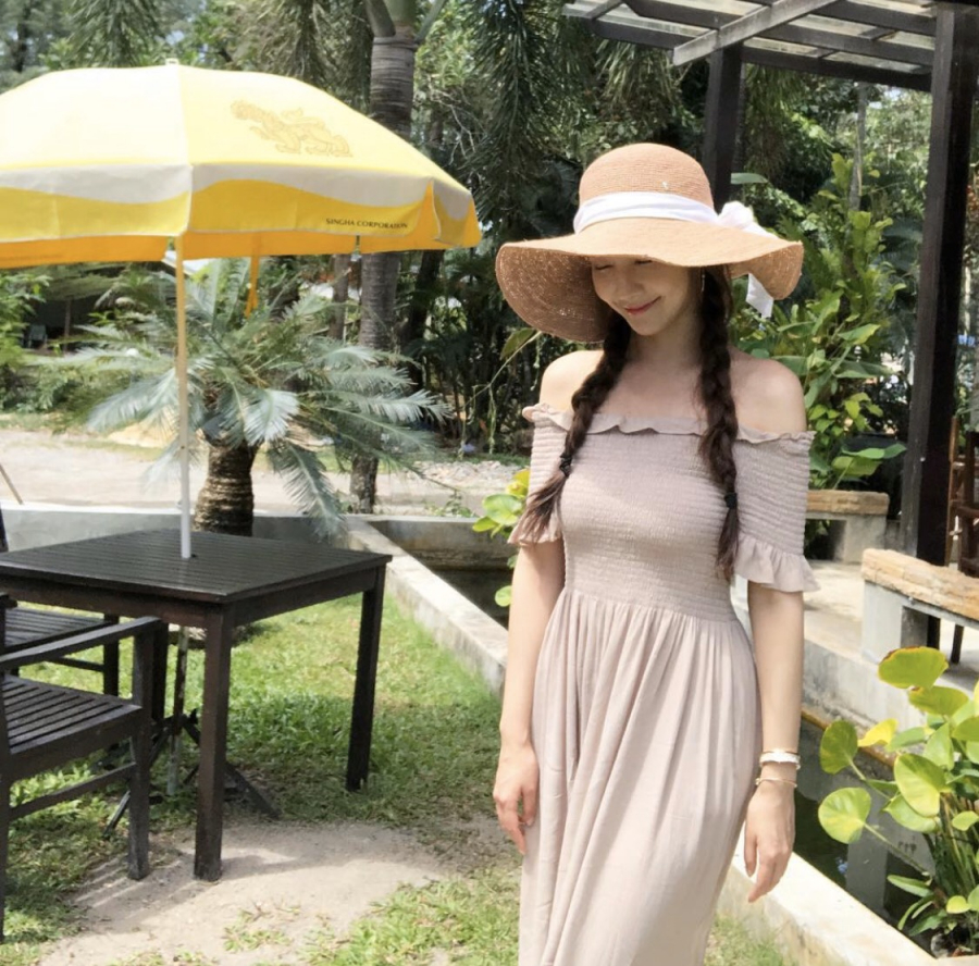 Chiếc váy đơn giản màu nude nhưng vừa tôn da lại vừa tôn dáng