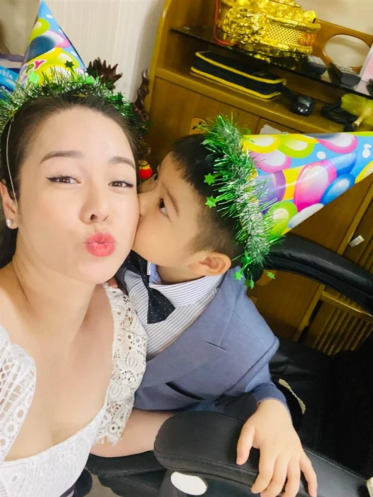 Nhật Kim Anh vừa đăng tải loạt ảnh hạnh phúc bên con trai - bé Tin nhân dịp sinh nhật lần thứ 5 của bé, cô đã không nhận bất cứ lịch diễn nào để được ở bên con trai. Có thể thấy, nữ ca sĩ cuối cùng cũng đoàn tụ với con trai vào ngày sinh nhật. Tuy nhiên, trái với lẽ thường để gặp được con một cách thoải mái, cô phải thuê khách sạn nằm chầu chực ở Cần Thơ để được thăm và dự sinh nhật con. Thậm chí chồng còn giám sát cô liên tục. Điều này khiến nhiều người vô cùng xót xa cho Nhật Kim Anh.