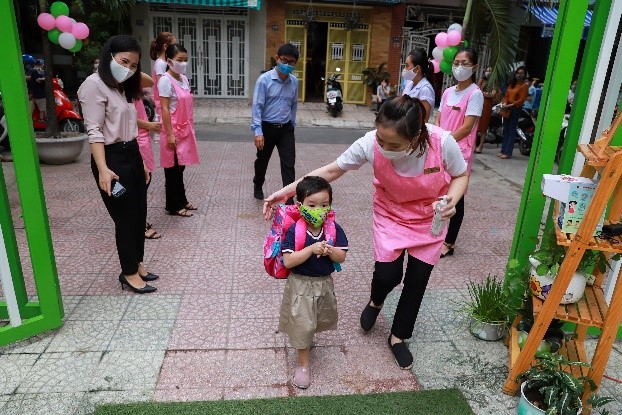Phụ huynh đưa trẻ đến trường sau giãn cách xã hội tại TP. Đà Nẵng ngày 21.09 vừa qua