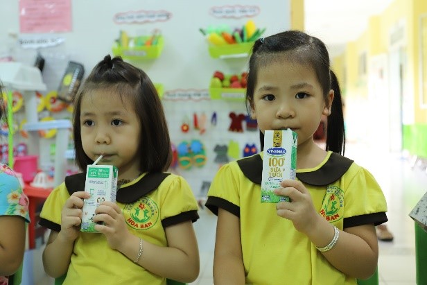  Học sinh cấp mầm non tại TP. Đà Nẵng đã được uống sữa theo chương trình ngay trong ngày đầu tiên quay lại trường học sau giãn cách xã hội