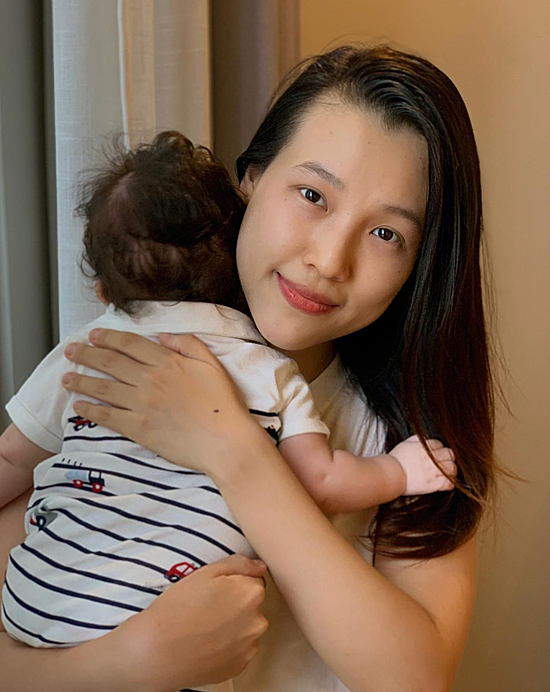 Được biết, sau 2 tháng sinh con và đợi con trai khỏe mạnh thì Hoàng Oanh quyết định sang Singapore. Cô đã đến Singapore khoảng 3 tuần trước và hoàn tất cách ly theo quy định của quốc gia sở tại, vì chồng hiện vẫn chưa đủ điều kiện nhập cảnh. Phía Hoàng Oanh cho biết: 