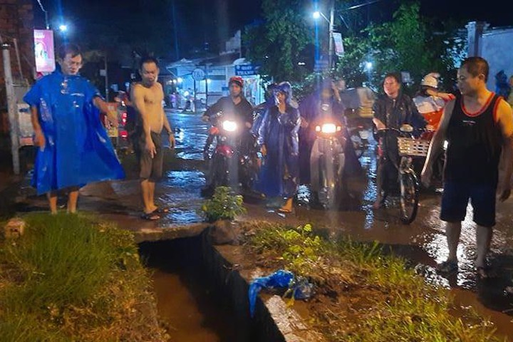 Do mưa lớn, đường bị ngập nên bà Mừng bị trượt chân ngã xuống mương thoát nước và bị cuốn mất tích
