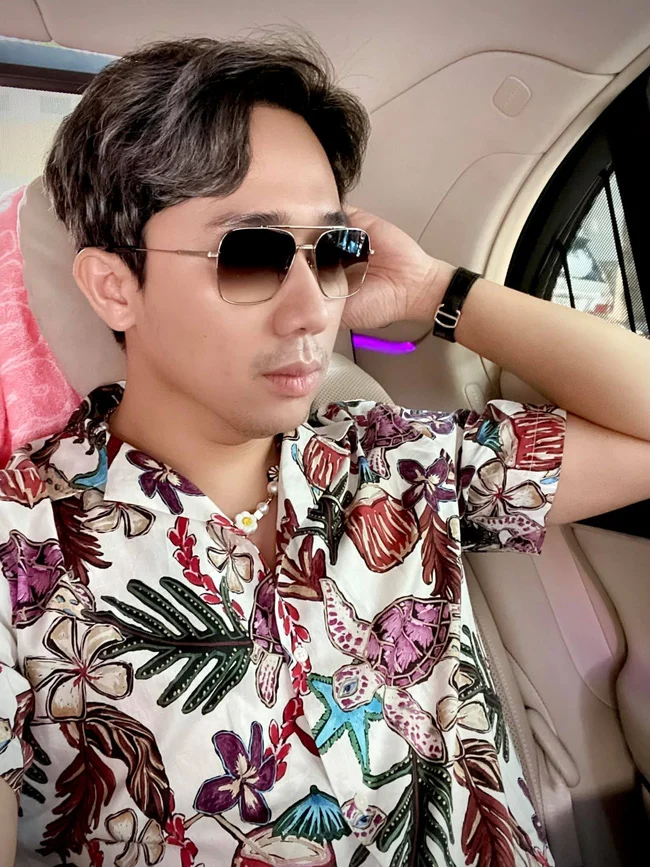 Mới đây, Trấn Thành gây bất ngờ khi xuất hiện với hình tượng lạ lẫm chưa từng thấy. Nam MC nhuộm tóc ánh bạc và để râu ria lởm chởm, đi cùng là chiếc áo sơ mi và vòng cổ hoa nổi bật. Khá nhiều người bất ngờ với hình ảnh mới này của Trấn Thành, phải chăng anh lại đổi gu sang sành điệu, chất chơi. Có thể thấy Trấn Thành lại một lần nữa gây tranh cãi về gu thời trang khó hiểu.