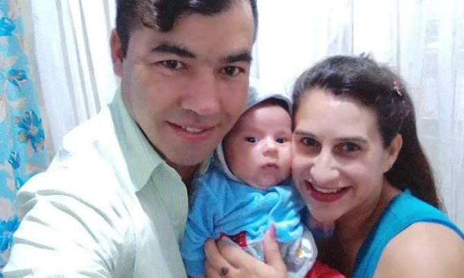 Josieli Lopes với con trai và chồng trước khi bị chồng giết hại. Ảnh: Newflash.