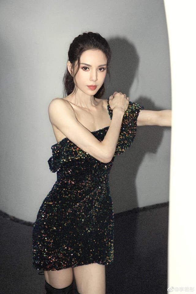 Nàng Tiểu Long Nữ đẹp nhất mọi thời đẹp dù đã U60 nhưng chưa bao giờ ngại diện những bộ đồ ôm body, óng ánh với những đường cut-out táo bạo. Bởi thân hình săn chắc 0 gram mỡ thừa cùng nhan sắc trẻ trung xinh đẹp đến mức khó tin của mình.