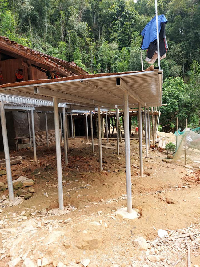 Ngôi nhà sàn cũ kĩ của bố mẹ chồng gây chú ý