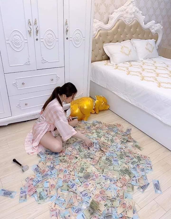 Cô từng gây chú ý với màn đập lợn