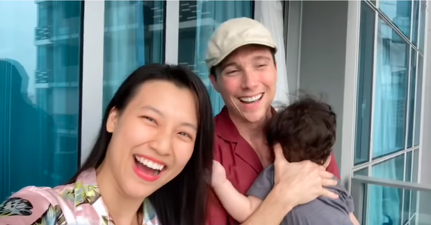 Hoàng Oanh vừa đăng tải video ghi lại cuộc sống ở Singapore cùng chồng Jack và quý tử. Cô đang trong 14 ngày cách ly theo yêu cầu của chính phủ. Hoàng Oanh chia sẻ: 