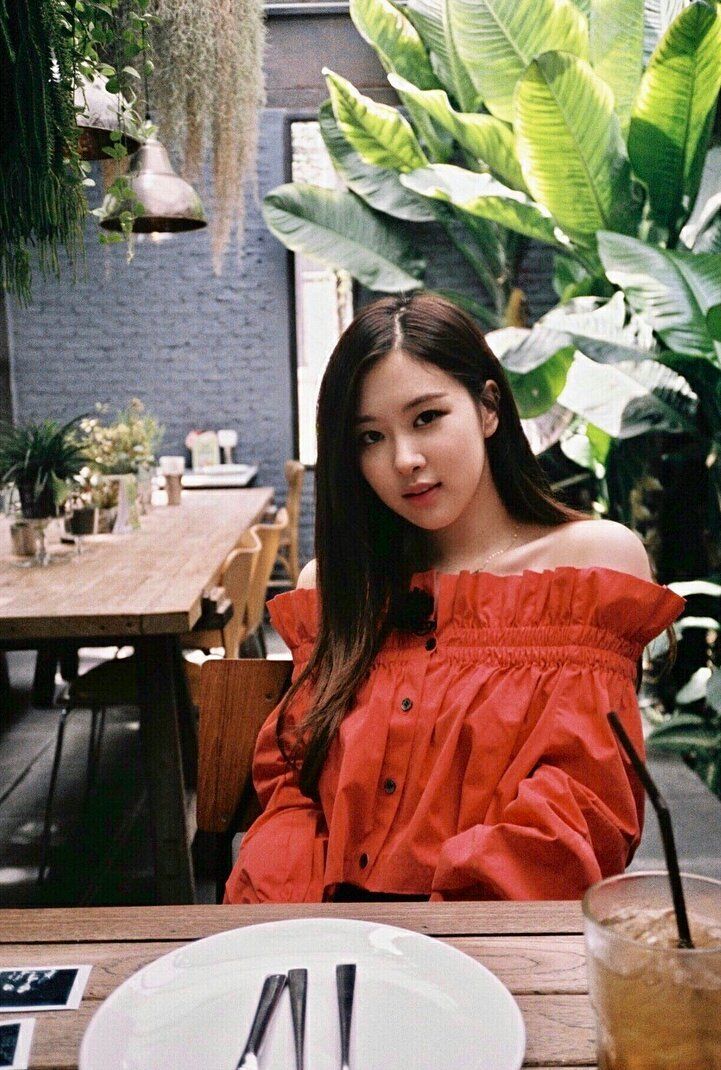 Đây là chiếc áo hở vai của Rosé rất được fan hâm mộ yêu thích bởi nó có màu đỏ hoa hồng rất đúng với cái tên của cô.