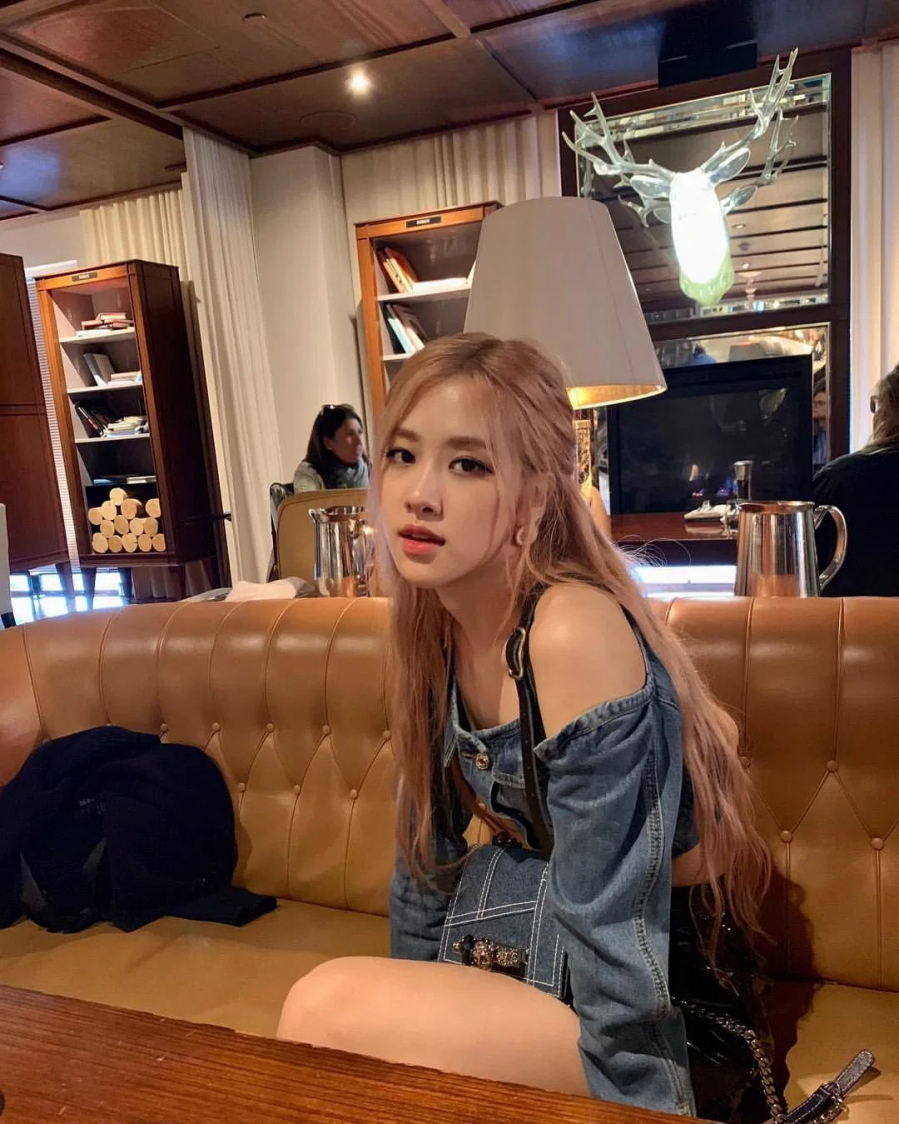 Tiếp đến là 1 áo thoạt nhìn là denim nhưng lại là chiếc áo bò hở vai dáng croptop được kết hợp tinh tế với chân váy da bóng nhìn cực kỳ tôn dáng và sang chảnh.
