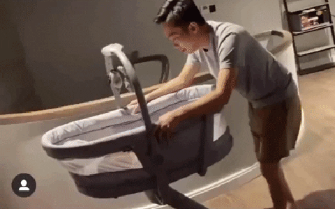 Mới đây, Cường Đô La một lần nữa khiến cư dân mạng xuýt xoa vì sự đảm đang chẳng kém gì các chị em phụ nữ. Cụ thể Đàm Thu Trang hào hứng khoe đoạn clip ông xã dỗ em bé. Bé Suchin nằm ngoan ngoãn trong nôi, được Cường Đô La đẩy đi vòng quanh nhà. Có thể thấy, anh sẵn sàng chăm con bất kể ngày đêm, hoặc thậm chí tạo cơ hội cho Đàm Thu Trang đi chơi còn mình ở nhà đảm nhiệm công việc của vợ.