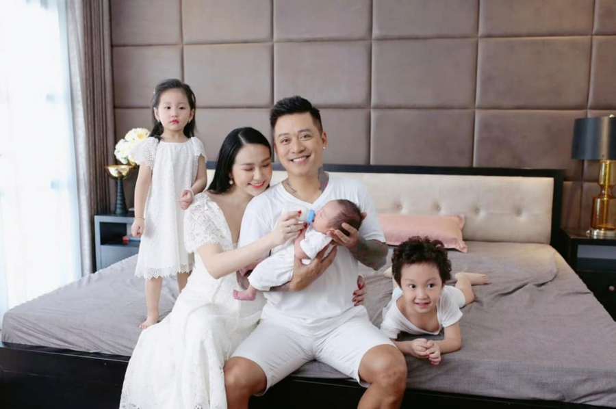 gia-dinh-dong-con-nhat-showbiz-viet-03