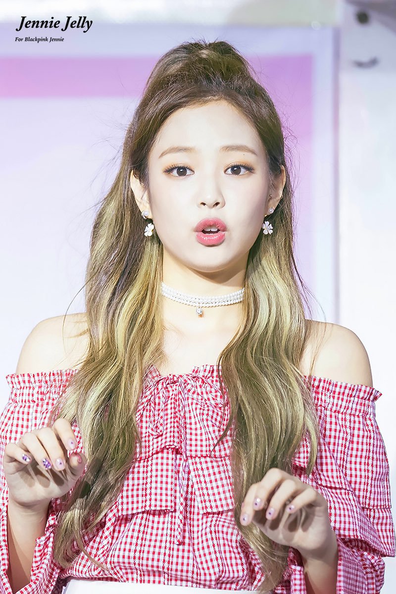 Vẫn là tóc nâu sáng những lần này là được balayage màu vàng sáng