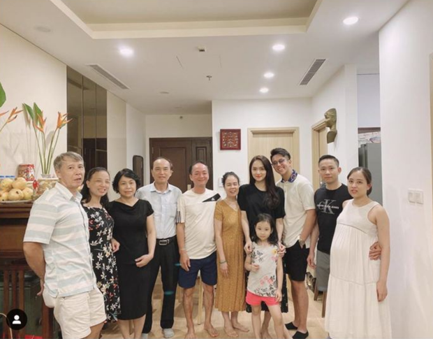 Mới đây, Hương Giang bất ngờ trở thành tâm điểm chú ý khi chia sẻ khoảnh khắc đưa Matt Liu về ra mắt bố mẹ và anh chị em trong nhà. Cuối cùng, sau 3 tháng công khai hẹn hò, cặp đôi chính thức có động thái ngầm khẳng định về một mối quan hệ lâu dài. Nhìn cả hai đã có những khoảnh khắc vui vẻ bên đại gia đình của Hương Giang, người hâm mộ thi nhau đoán mò rằng, phải chăng ngày hỷ sự của cặp đôi không còn xa?