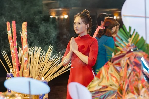 Mặc dù đang dưỡng thai, Bảo Thanh vừa qua vẫn tham gia các buổi tiệc cùng bạn bè và buổi lễ cúng Tổ nghề. Tuy nhiên, hình ảnh mặc áo dài và bới tóc mới đây của Bảo Thanh bất ngờ lại bị một số người chê già. Vốn thẳng tính, ngay khi nhận về lời chê bai Bảo Thanh lập tức đáp trả: