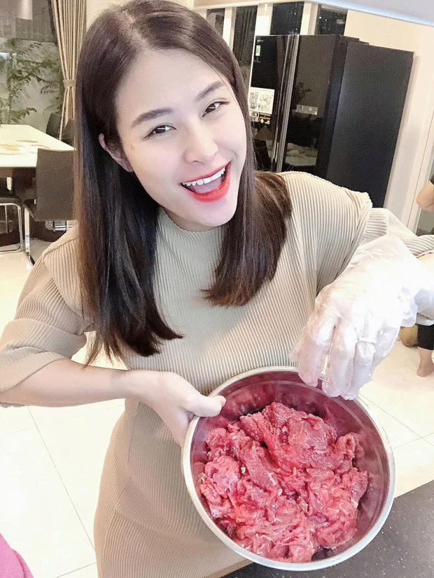 Đông Nhi vừa khoe khung ảnh ở nhà nấu ăn cùng người thân. Đặc biệt, người đầu bếp chính lại là bà bầu Đông Nhi. Nhiều người bất ngờ khi thấy bụng bầu ngày càng lớn vượt mặt nhưng cô vẫn thoải mái vô bếp chuẩn bị thức ăn cho gia đình mà không có dấu hiệu mệt mỏi. Cô hào hứng: