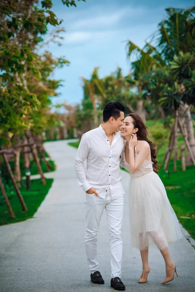 Vừa qua, mxh xôn xao về việc Quỳnh Nga và Việt Anh tình tứ bên nhau dù nhiều lần phủ nhận tin đồn hẹn hò. Nhìn vào những hình ảnh được đăng tải, ai cũng nghĩ họ thực sự là một đôi. Thế nhưng sau tất cả, đây chỉ là một cú lừa. Quỳnh Nga cho hay đây chỉ là loạt hình chụp quảng cáo của cô và Việt Anh cho một khu resort từ năm ngoái nhưng hiện giờ mới đăng để quảng cáo. Như vậy, Việt Anh và Quỳnh Nga không hề chụp bộ ảnh kỷ niệm tình yêu như nhiều người đồn đoán.