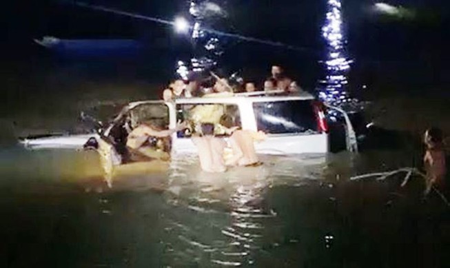 Thi thể 3 người trong xe ô tô được vớt từ dưới sông 