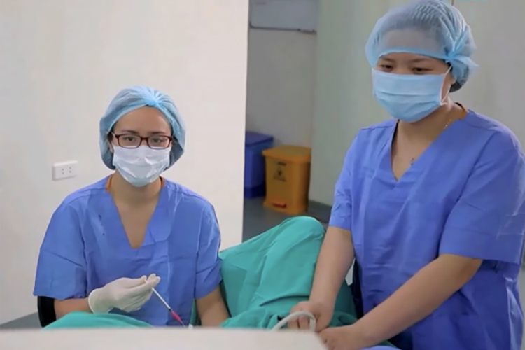 Các bác sĩ Bệnh viện Đại học Y Hà Nội chuyển phôi cho bệnh nhân. Ảnh: Bác sĩ cung cấp.    