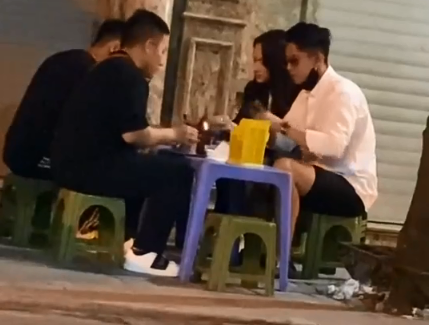Sau khi về ra mắt bố mẹ Hương Giang, Matt Liu và bạn gái hoa hậu đã có khoảnh khắc giản dị đến bất ngờ bị netizen bắt gặp. Cụ thể một người đã đăng tải hình ảnh cặp đôi hẹn hò trên 1 con phố. Không phải nhà hàng xa xỉ đắt đỏ, Hương Giang - Matt Liu chọn quán vỉa hè để cùng dùng bữa bên nhau và 2 người bạn. Cả hai ăn diện giản dị, ngồi ghế nhựa, vừa ăn tối ngắm phố phường vừa trò chuyện vui vẻ. Dù là đại gia thì cặp đôi vẫn đam mê đồ ăn vặt vỉa hè như mọi người mà thôi.