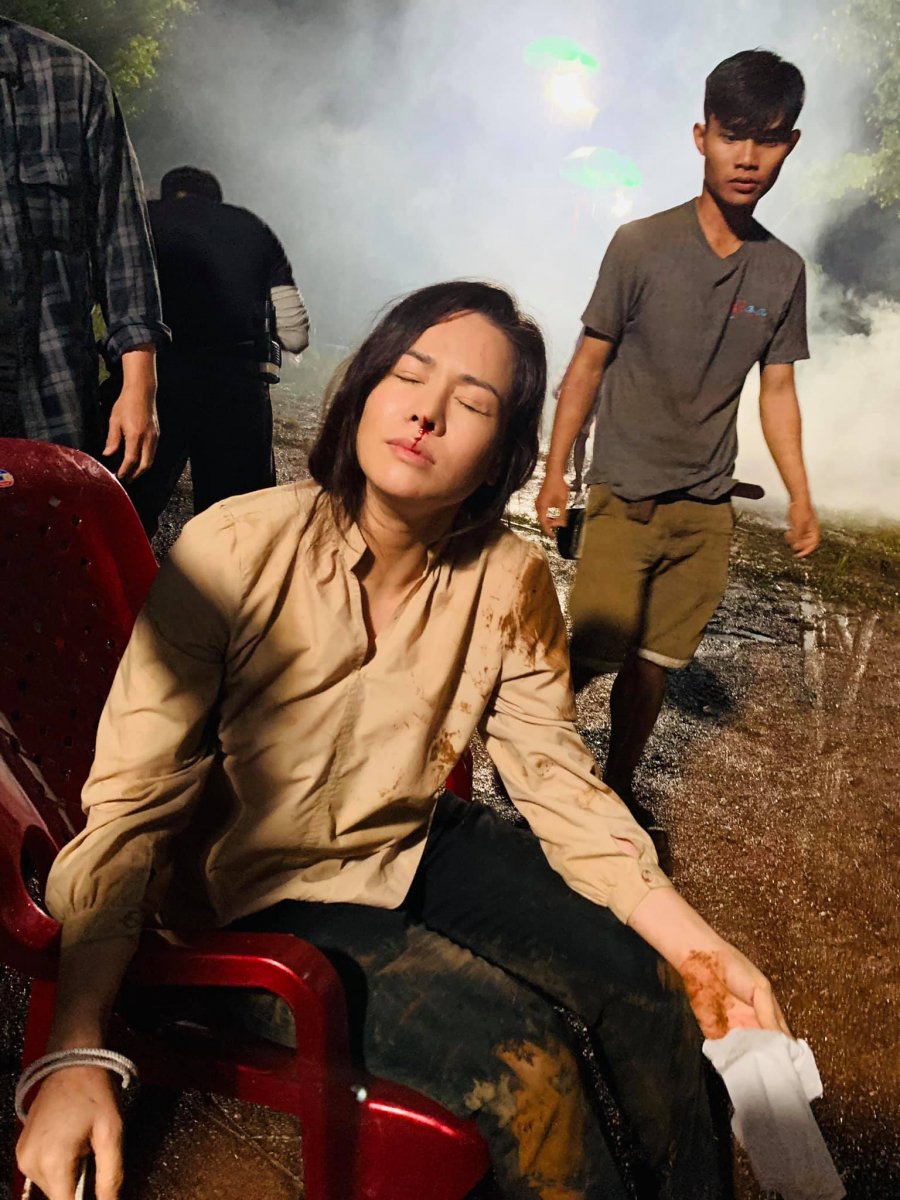 Mới đây, trên trang cá nhân, Nhật Kim Anh chia sẻ hình ảnh mũi chảy máu. Dù khá đau đớn nhưng cô vẫn cố hoàn thành cảnh quay. Được biết cô bị chảy máu cam nhưng vì để thể hiện trọn vẹn các vai diễn cô vẫn cố gắng hết sức. Khi lên hình chỉ vài phút nhưng diễn viên và ekip lại mất cả một quá trình với nhiều công sức, thức ngày đêm ròng rã để thực hiện các cảnh quay. Có thể thấy, Nhật Kim Anh liên tục gặp phải chuyện xui xẻo từ sức khỏe cho đến tinh thần.