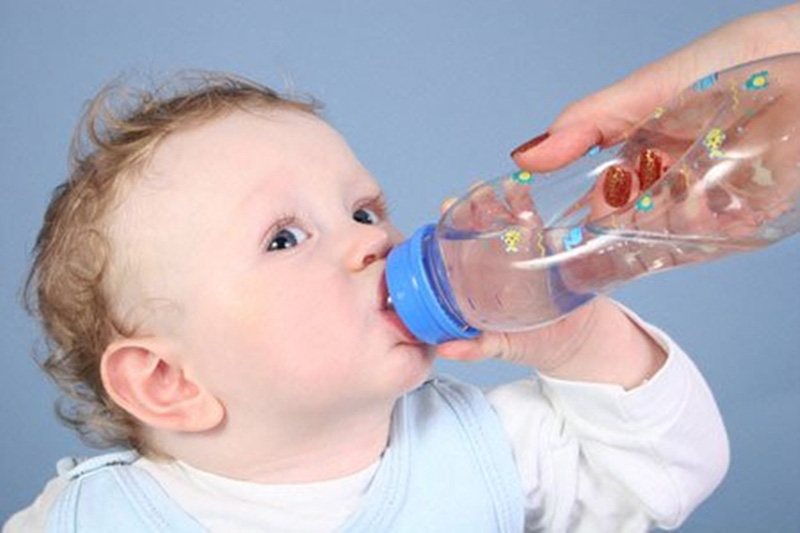 Trẻ dưới 6 tháng tuổi không cần uống thêm nước. Sữa mẹ vẫn là nguồn cung cấp dinh dưỡng và nước chính cho trẻ trong giai đoạn này. 