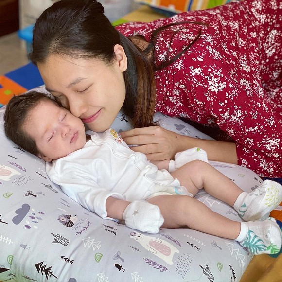 MC Hoàng Oanh vừa chia sẻ hình ảnh cận mặt cậu con trai nhỏ. Bố là người Mỹ, mẹ lại là Á hậu xinh đẹp nên bé Max thừa hưởng nhiều nét đẹp cực phẩm của cả hai, sở hữu sống mũi cao, tóc nâu, làn da trắng. Đôi mắt lại thừa hưởng từ mẹ nên Hoàng Oanh gọi yêu con trai là