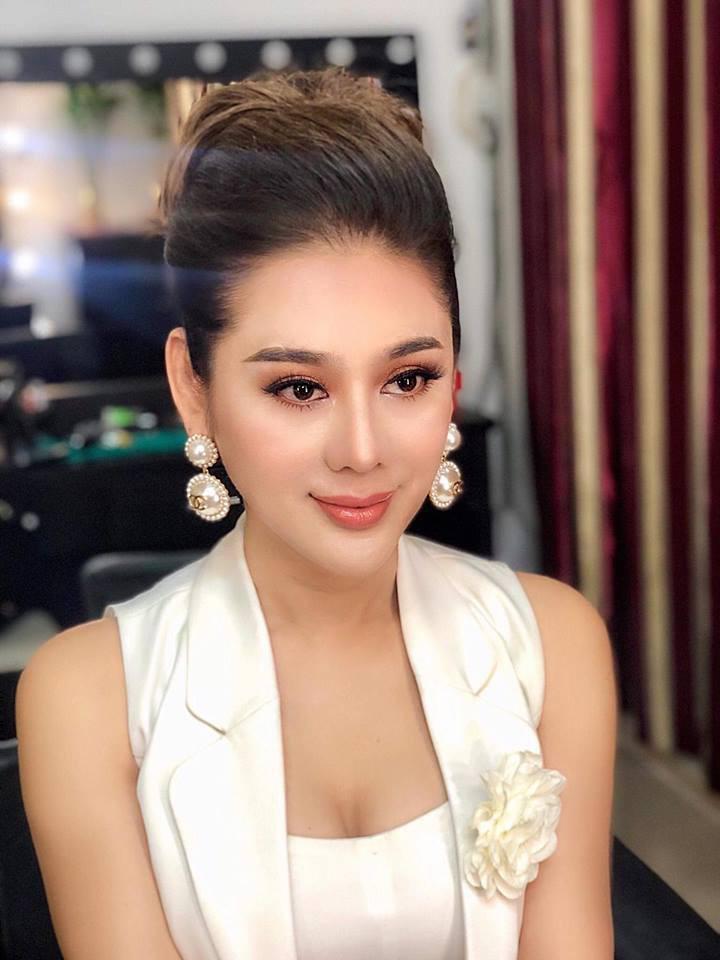 Lâm Khánh Chi mới tiết lộ bố mẹ cô vốn là người làm thuê nhưng nhờ có sự nhạy bén và đầu óc biết tính toán mà vẫn ra làm chủ được. Cô thừa nhận được bố mẹ chăm sóc, cưng chiều từ nhỏ, không thiếu thứ gì. Cô kể: “Như gia đình Chi đây, ngày xưa ba mẹ đi làm thuê cho cô chú đó, chủ yếu là buôn bán đồ cổ. Ba Khánh Chi được ông nội truyền nghề cho nên có mắt nhìn, nhìn được đâu là đồ xưa, đâu là đồ mới. Từ chỗ làm thuê, ba Chi tích góp để tập tành làm nghề, mua được một món rồi tới món thứ hai, thứ ba. Sau đó bán ra, dần dần thành ông chủ, lập cơ ngơi riêng cho mình luôn”.