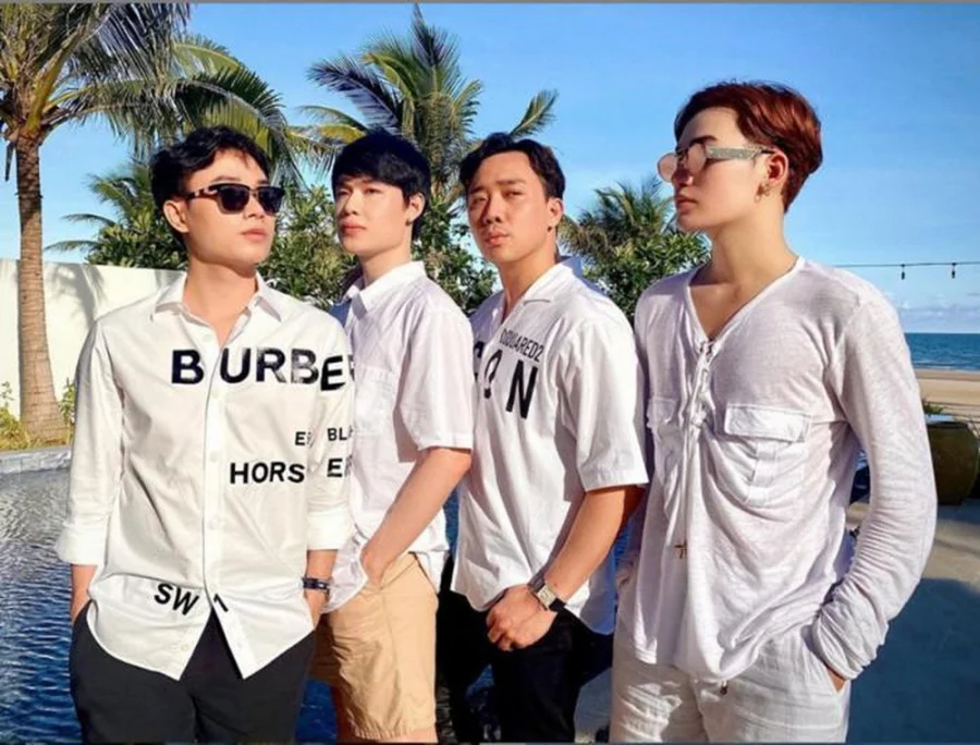 Trong một chương trình với chủ đề “Ta cùng nhau đi chơi”, Hari Won đã có những bất mí về đời sống và thú vui đi du lịch của hai vợ chồng khiến nhiều người bất ngờ. Khi được hỏi thói quen của đàn ông/phụ nữ khi đi du lịch mà nửa kia không thích, Lâm Vỹ Dạ nói ghét đàn ông “nhậu nhẹt với bạn bè khi đi du lịch”. Hari Won đồng quan điểm và bổ sung: “Chồng Hari Won thì không nhậu nhẹt nhưng hay rủ bạn bè đi chơi cùng. Hai vợ chồng tính tới bây giờ, đi chơi riêng 2 người chỉ đúng duy nhất hai lần”. Dễ dàng thấy hầu hết các chuyến du lịch của vợ chồng Hari Won đều đi cùng nhóm bạn thân. Cả những dịp quan trọng, họ cũng chẳng đi đâu riêng 2 người.