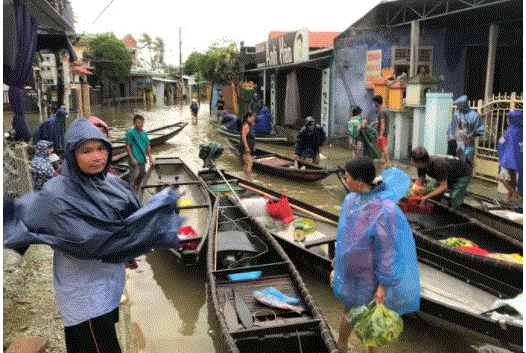 Thuyền là phương tiện di chuyển duy nhất cho người dân tại Thừa Thiên- Huế lúc này