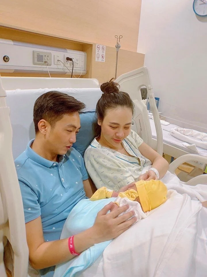 Đàm Thu Trang vừa nói về vấn đề nuôi con bằng sữa mẹ tốt nhưng lại gặp tình trạng của phụ nữ sinh con lần đầu và hơi thiếu kinh nghiệm: 