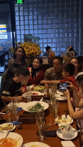 Mới đây, Hà Hồ đăng tải hình ảnh trong buổi tiệc mừng sinh nhật mẹ ruột của mình. Cô viết: 