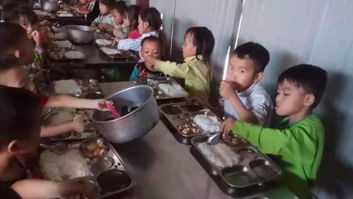 Nhà trường đã bố trí nơi ăn ở cho 2 chị em Ninh tại trường