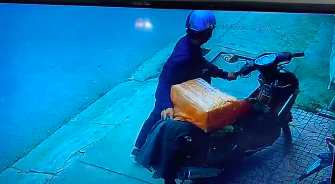 Hình ảnh cắt từ camera an ninh cho thấy chiếc xe của tên cướp