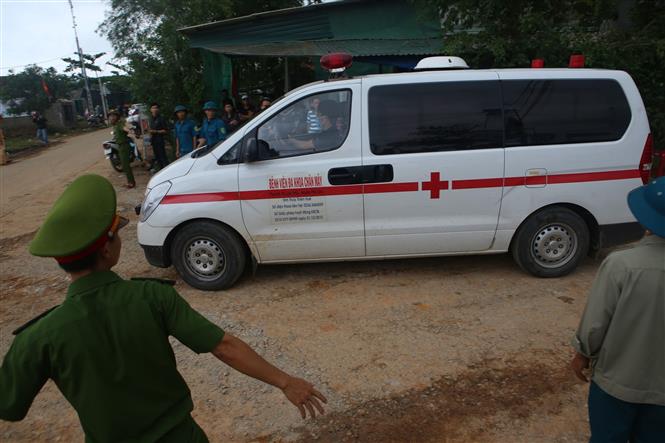 Đoàn xe cứu thương đưa các thi thể nạn nhân ra khỏi nơi gặp nạn